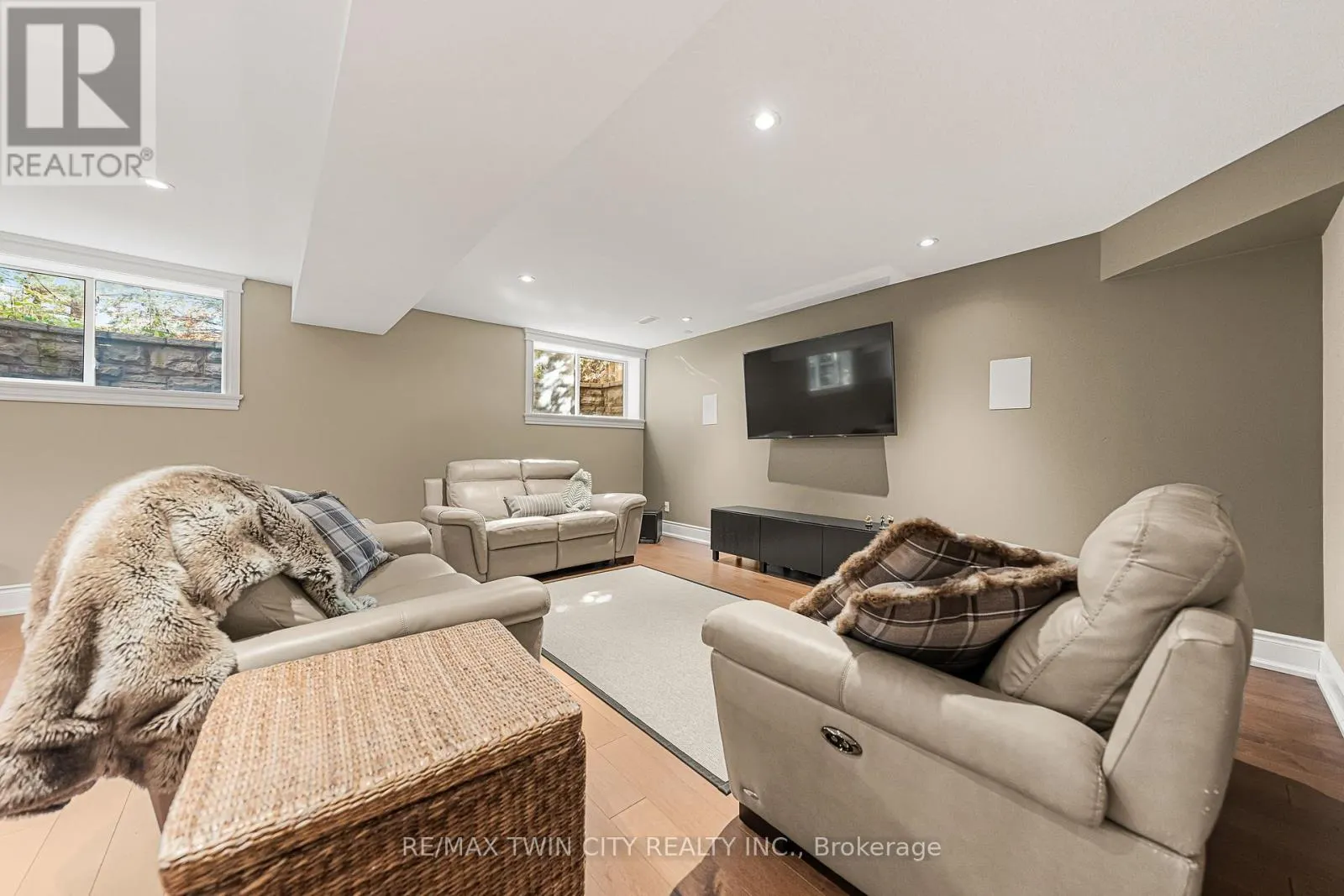 541 FALCONRIDGE CRESCENT