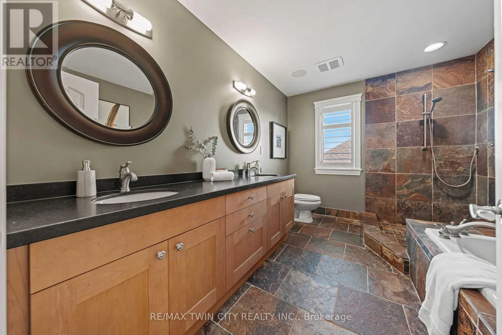 541 FALCONRIDGE CRESCENT