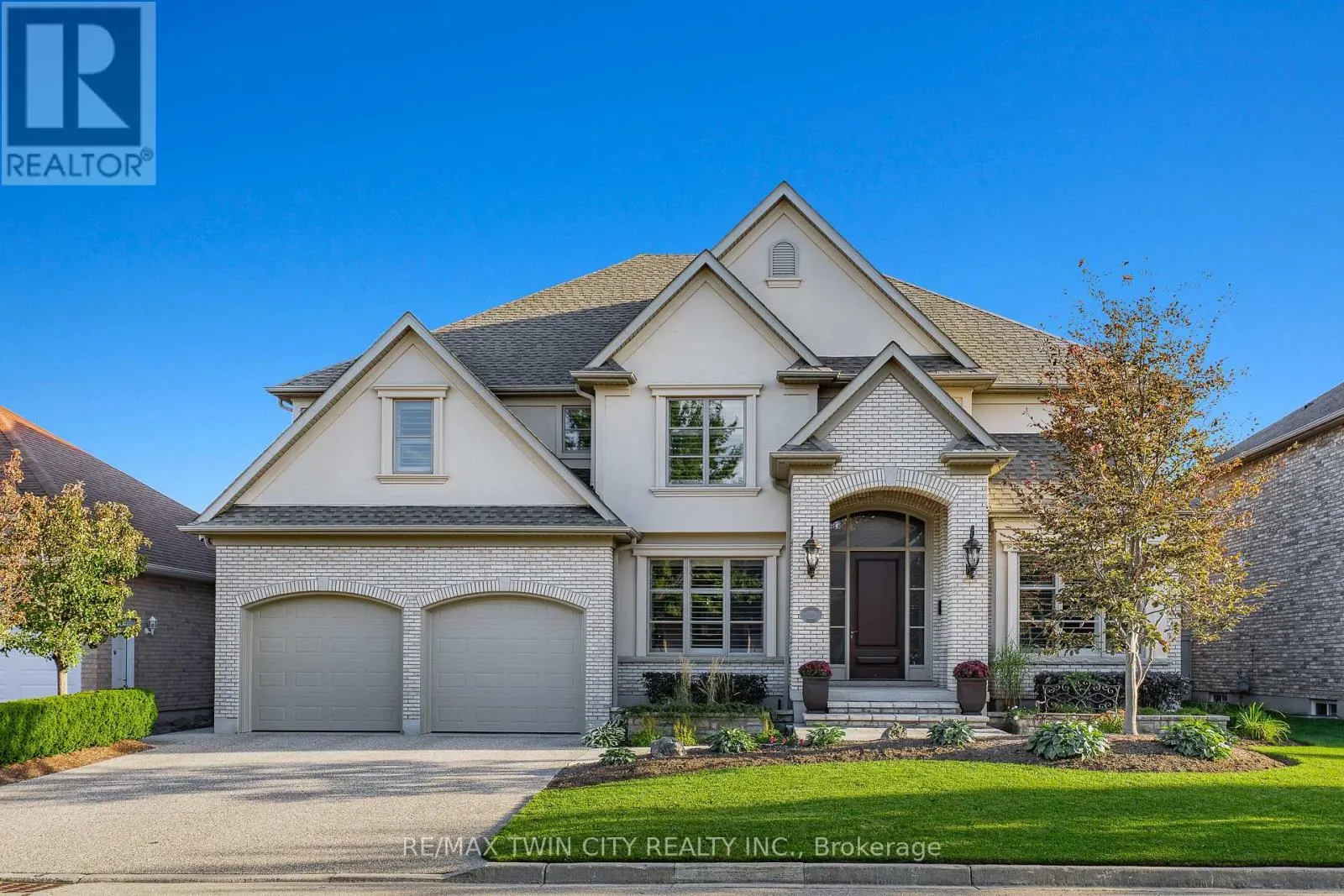541 FALCONRIDGE CRESCENT