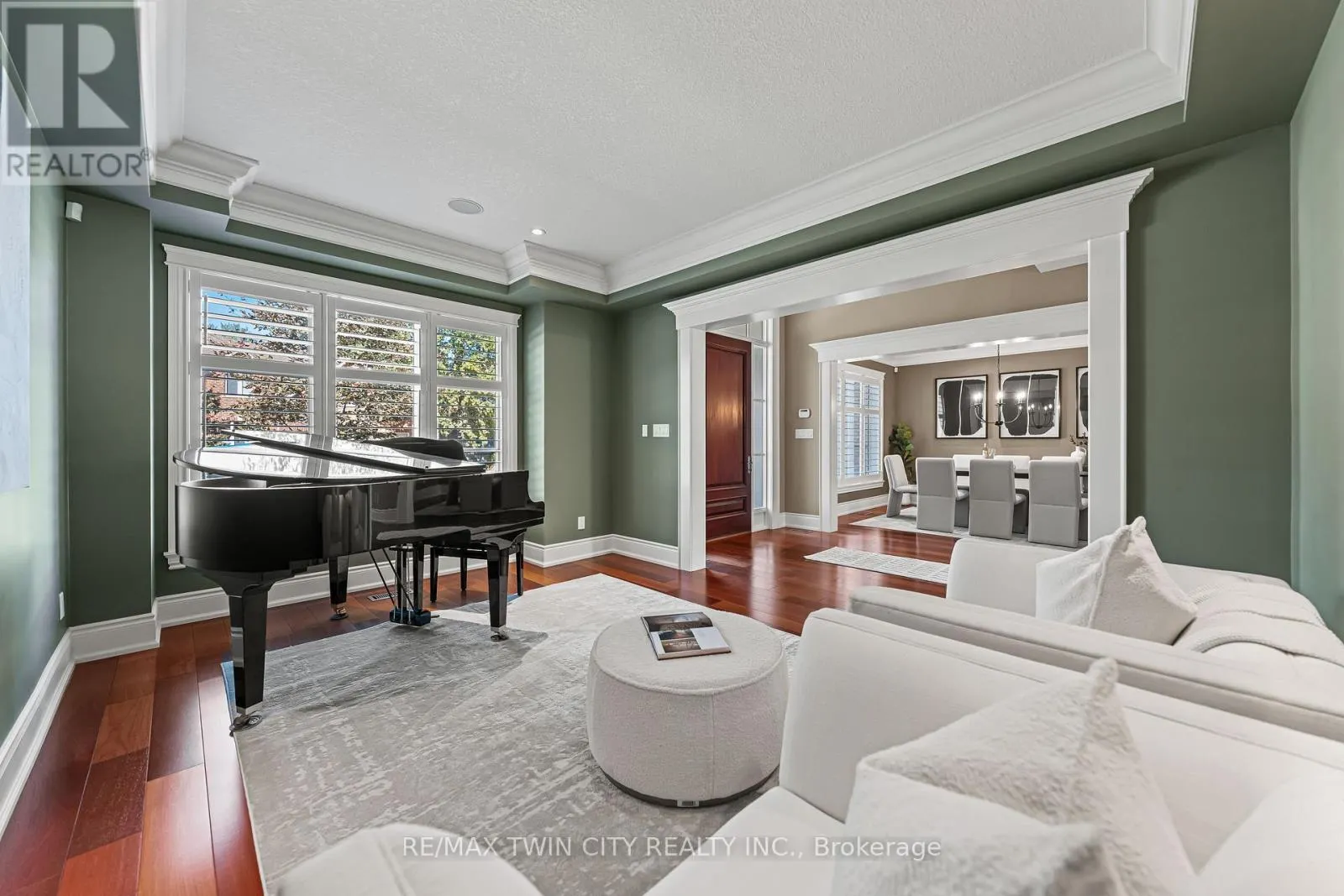 541 FALCONRIDGE CRESCENT