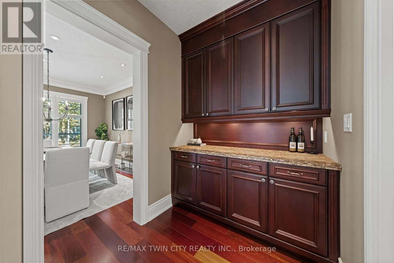 541 FALCONRIDGE CRESCENT