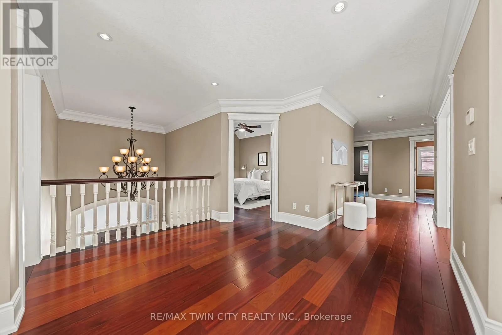 541 FALCONRIDGE CRESCENT