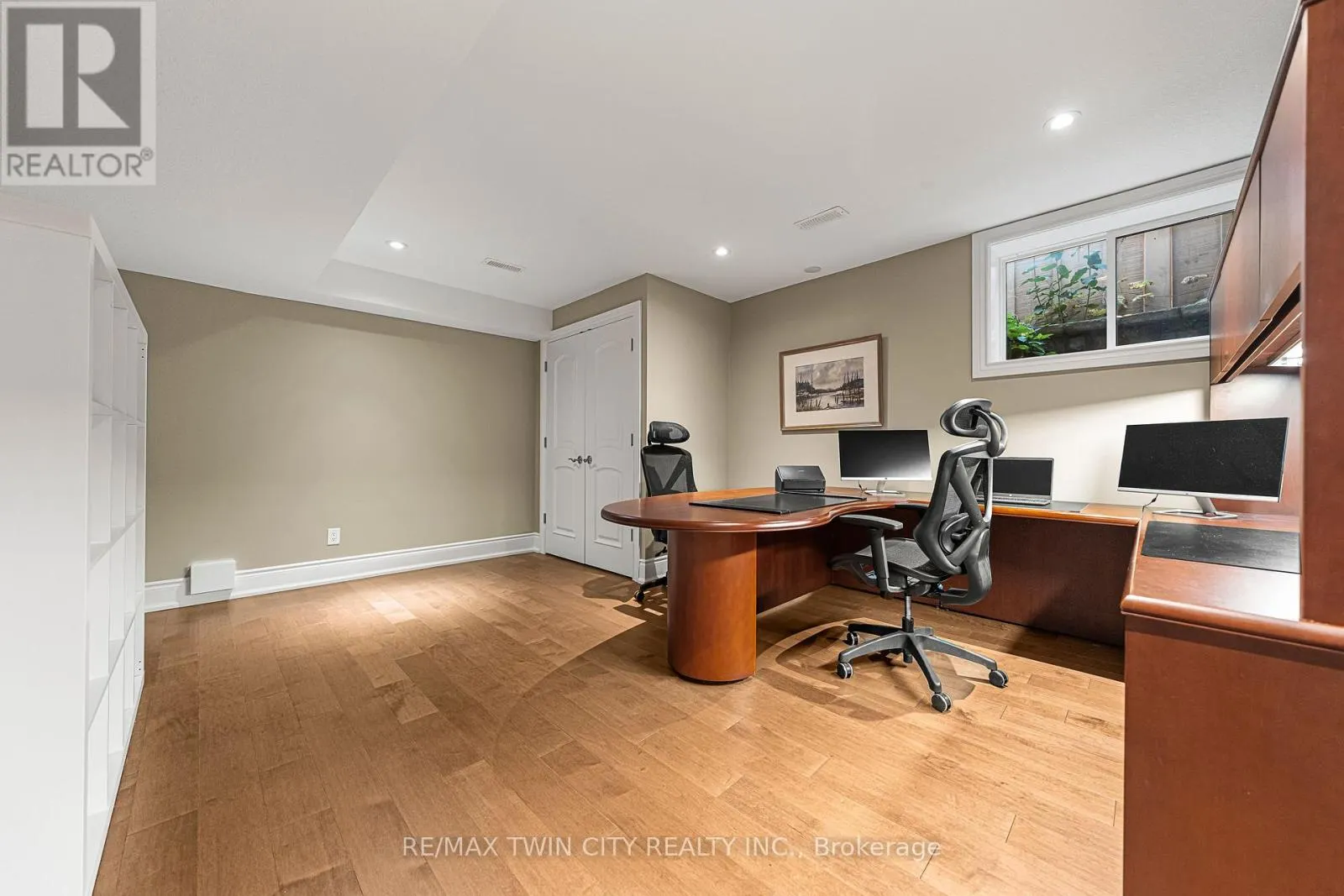 541 FALCONRIDGE CRESCENT