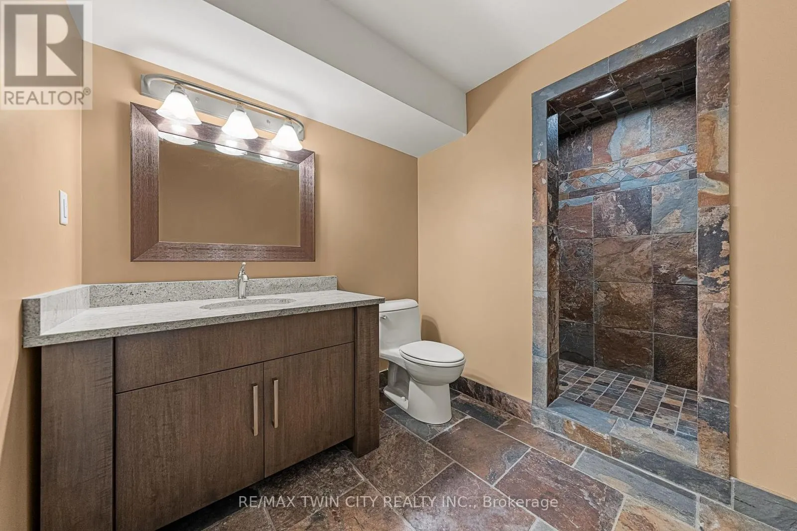 541 FALCONRIDGE CRESCENT