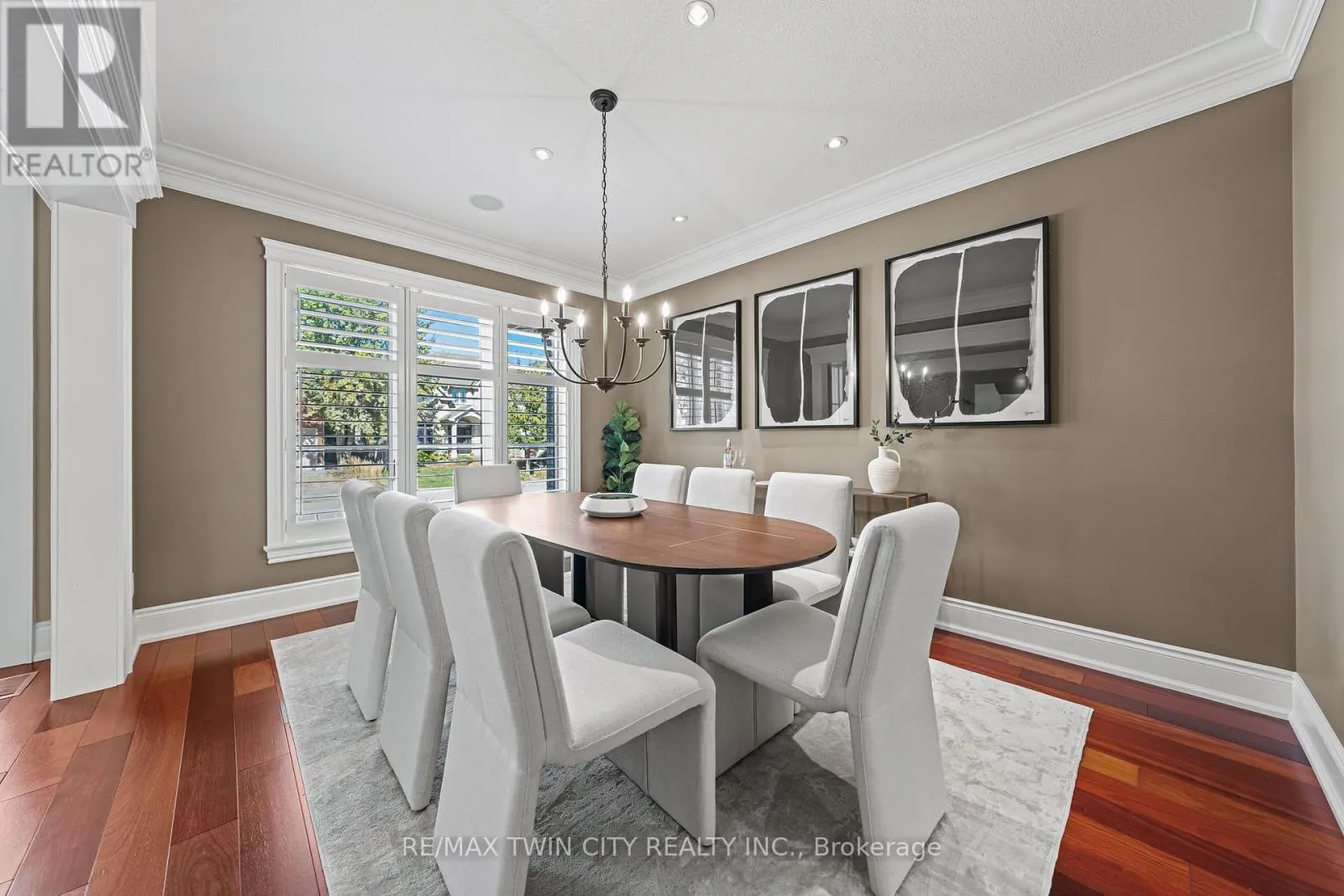 541 FALCONRIDGE CRESCENT