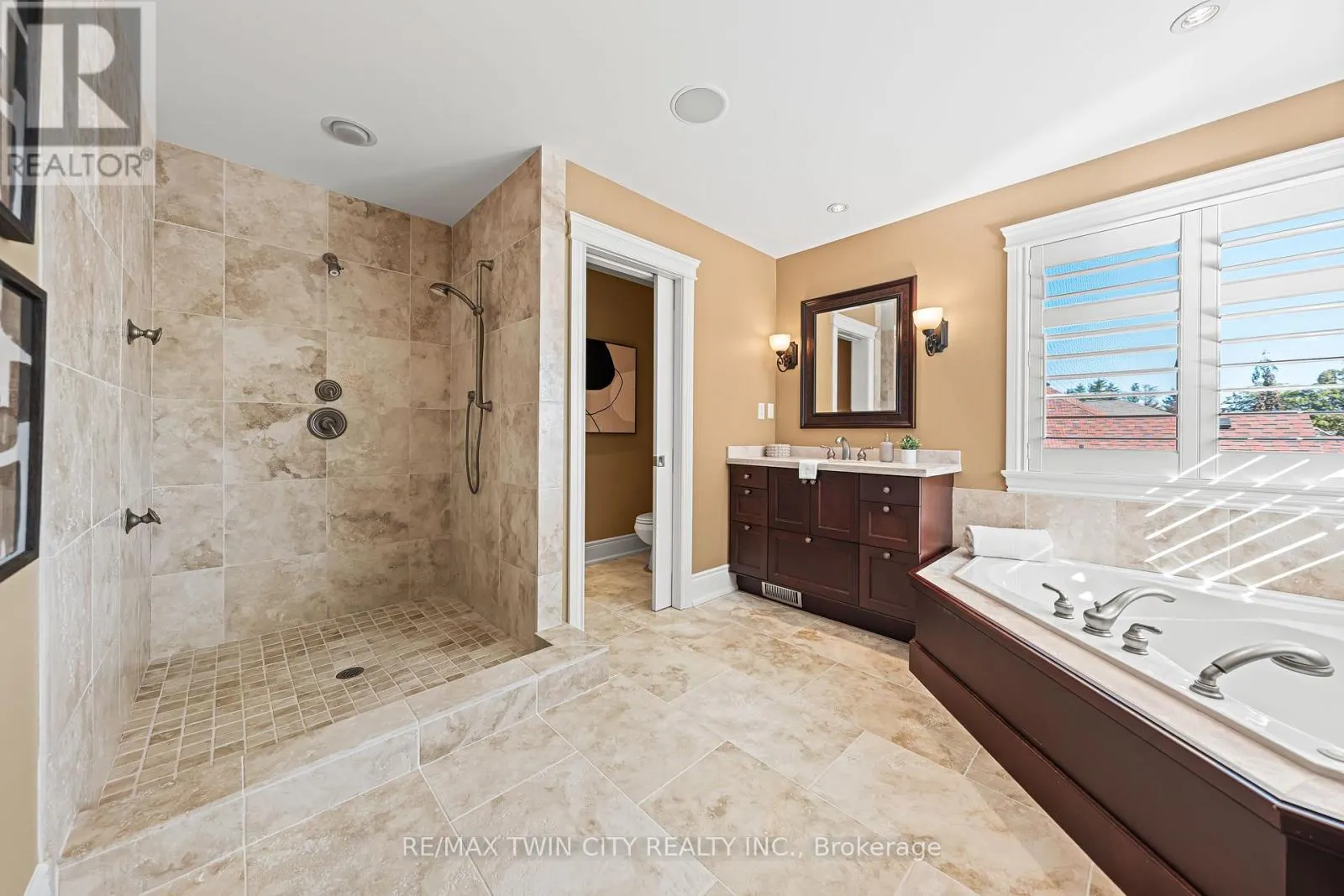 541 FALCONRIDGE CRESCENT