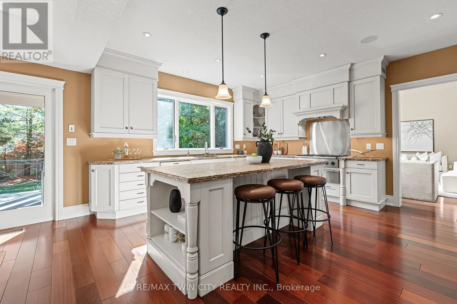 541 FALCONRIDGE CRESCENT