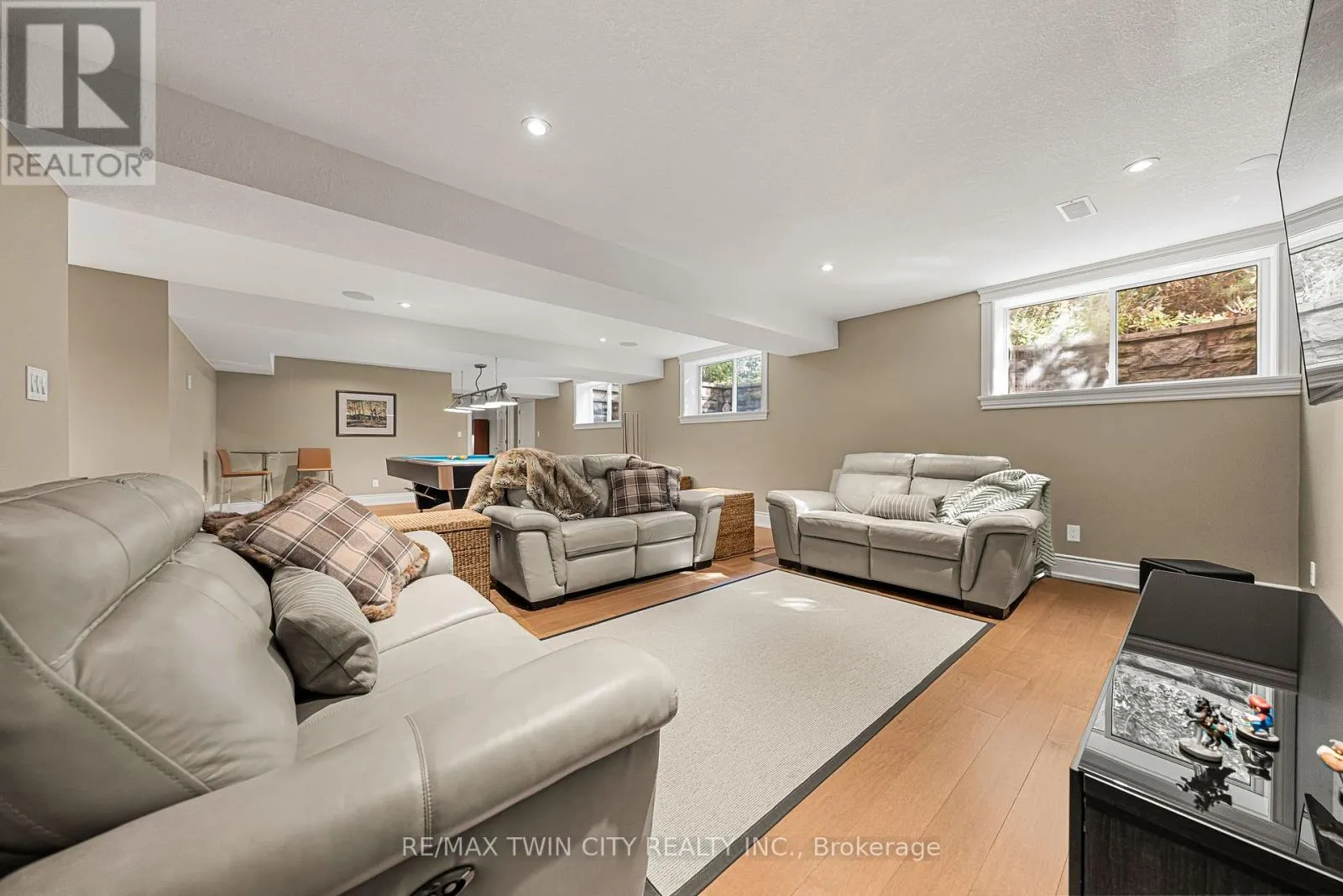 541 FALCONRIDGE CRESCENT