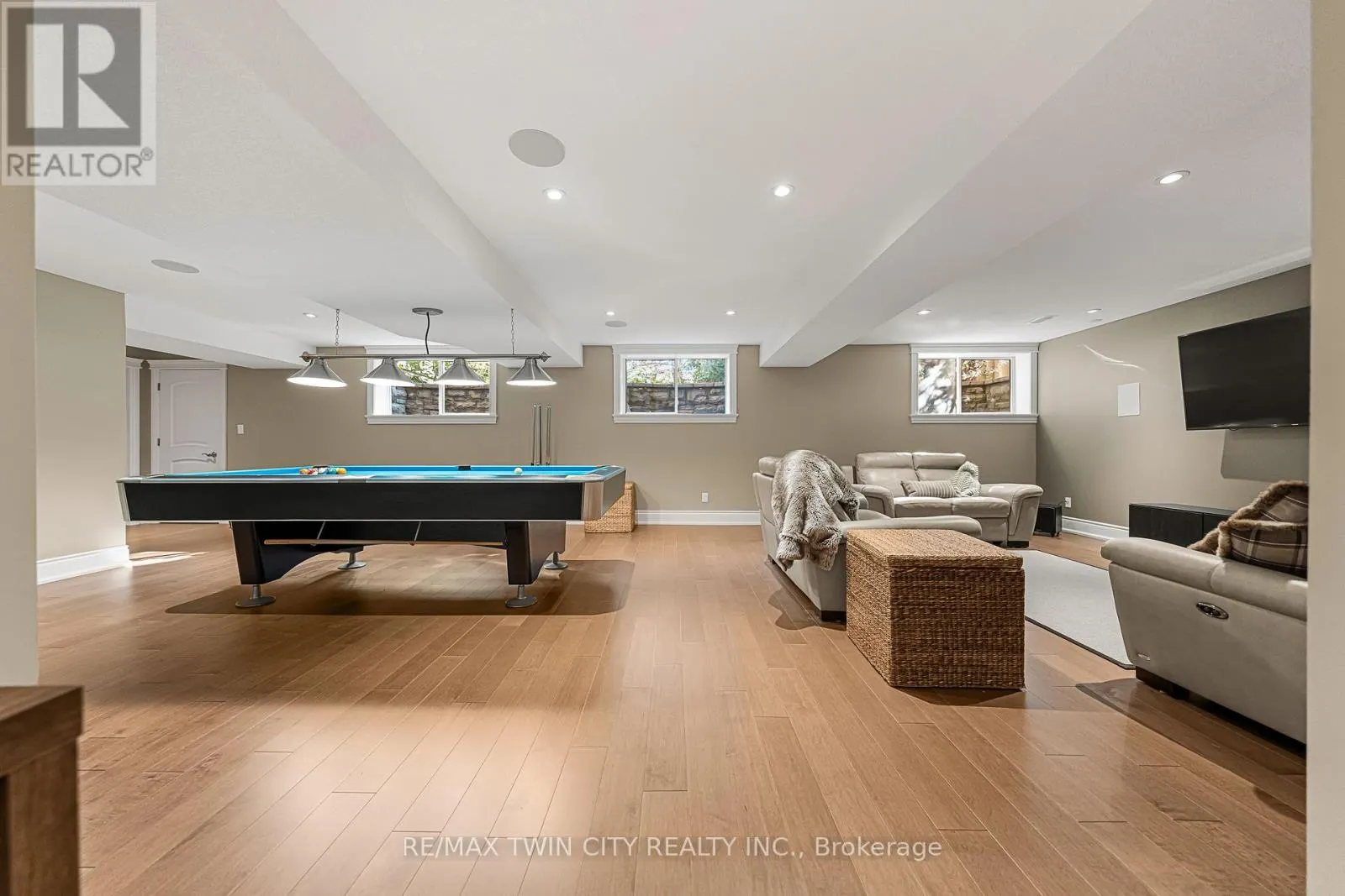 541 FALCONRIDGE CRESCENT