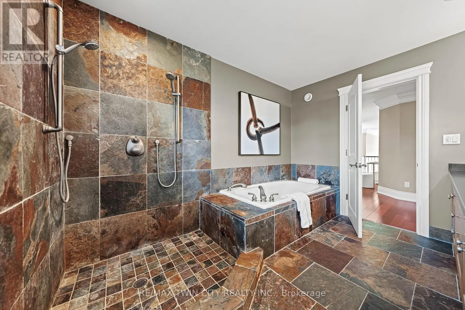 541 FALCONRIDGE CRESCENT