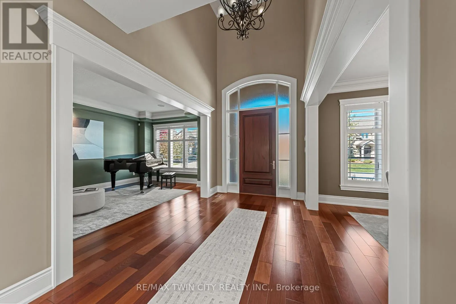 541 FALCONRIDGE CRESCENT