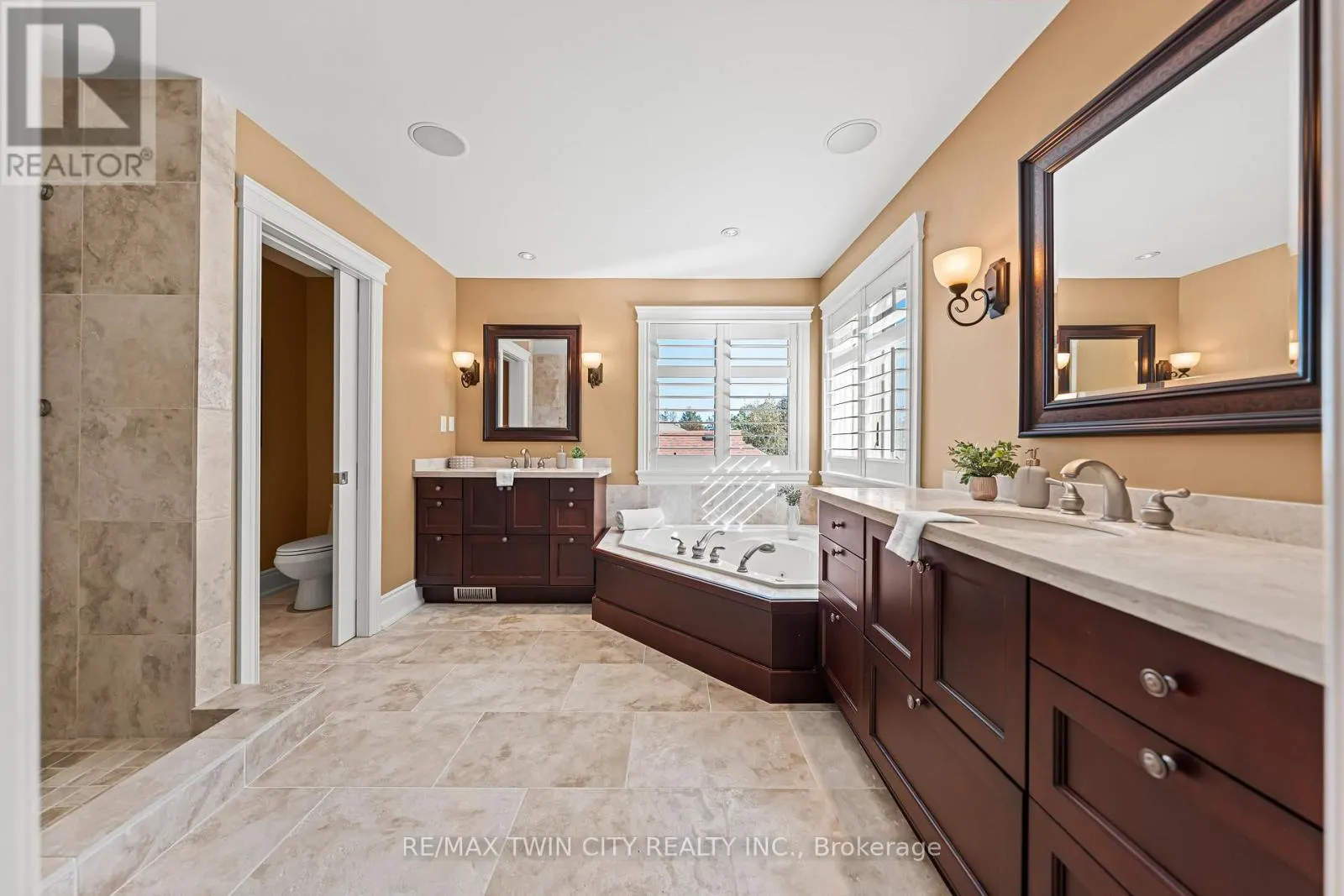 541 FALCONRIDGE CRESCENT