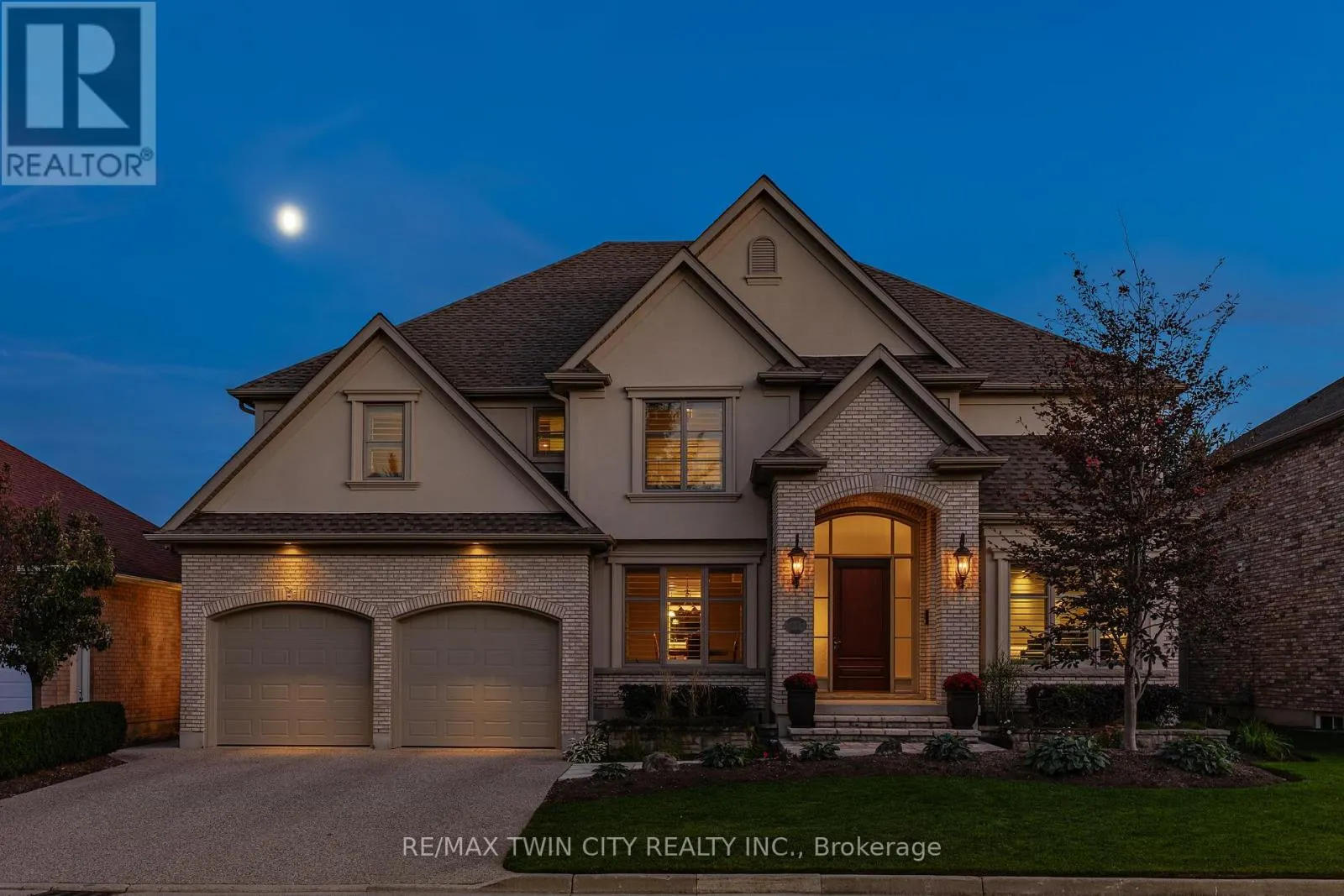 541 FALCONRIDGE CRESCENT