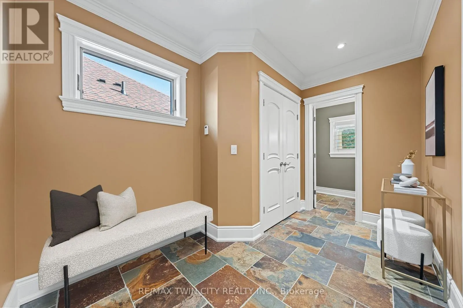 541 FALCONRIDGE CRESCENT