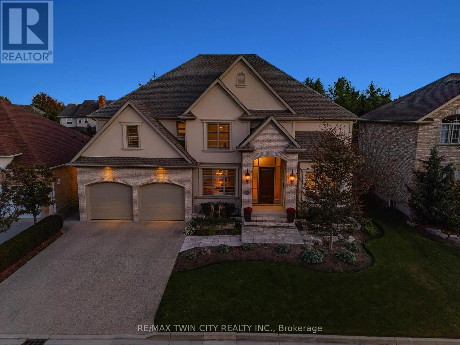 541 FALCONRIDGE CRESCENT