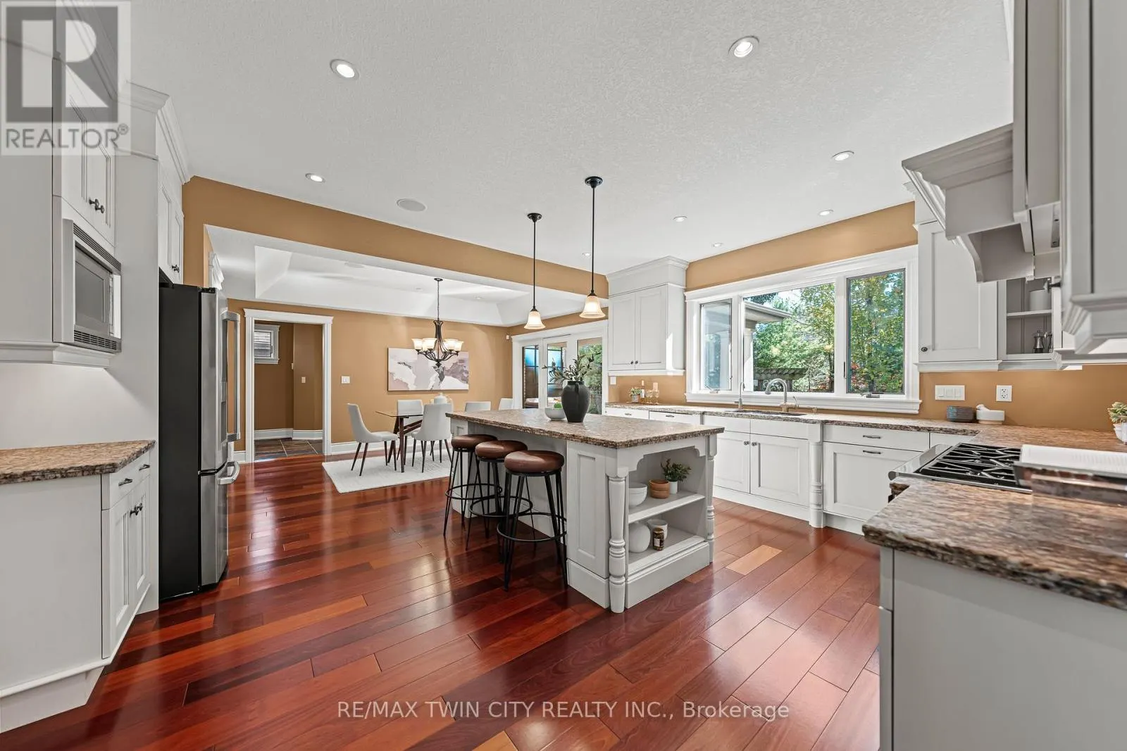 541 FALCONRIDGE CRESCENT