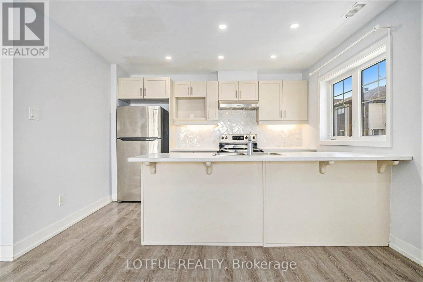 103 - 288 ANYOLITE PRIVATE
