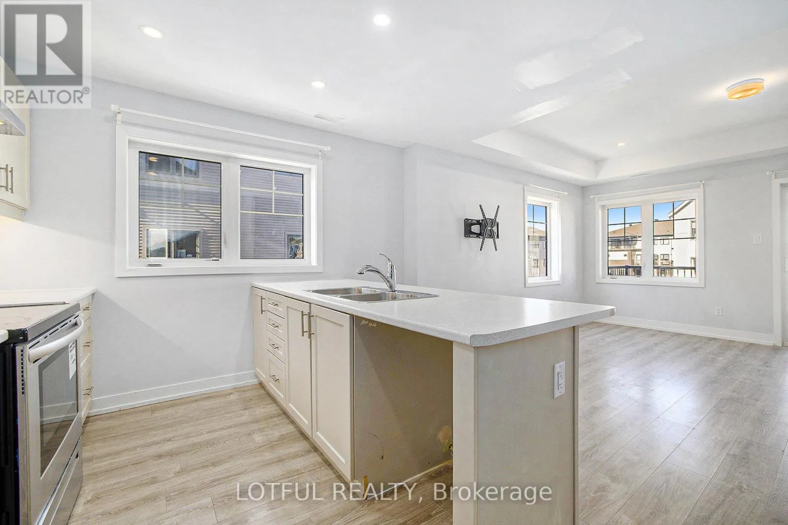 103 - 288 ANYOLITE PRIVATE