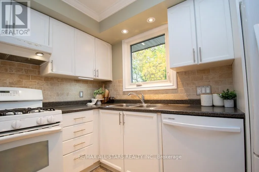 112 ADELAIDE STREET N