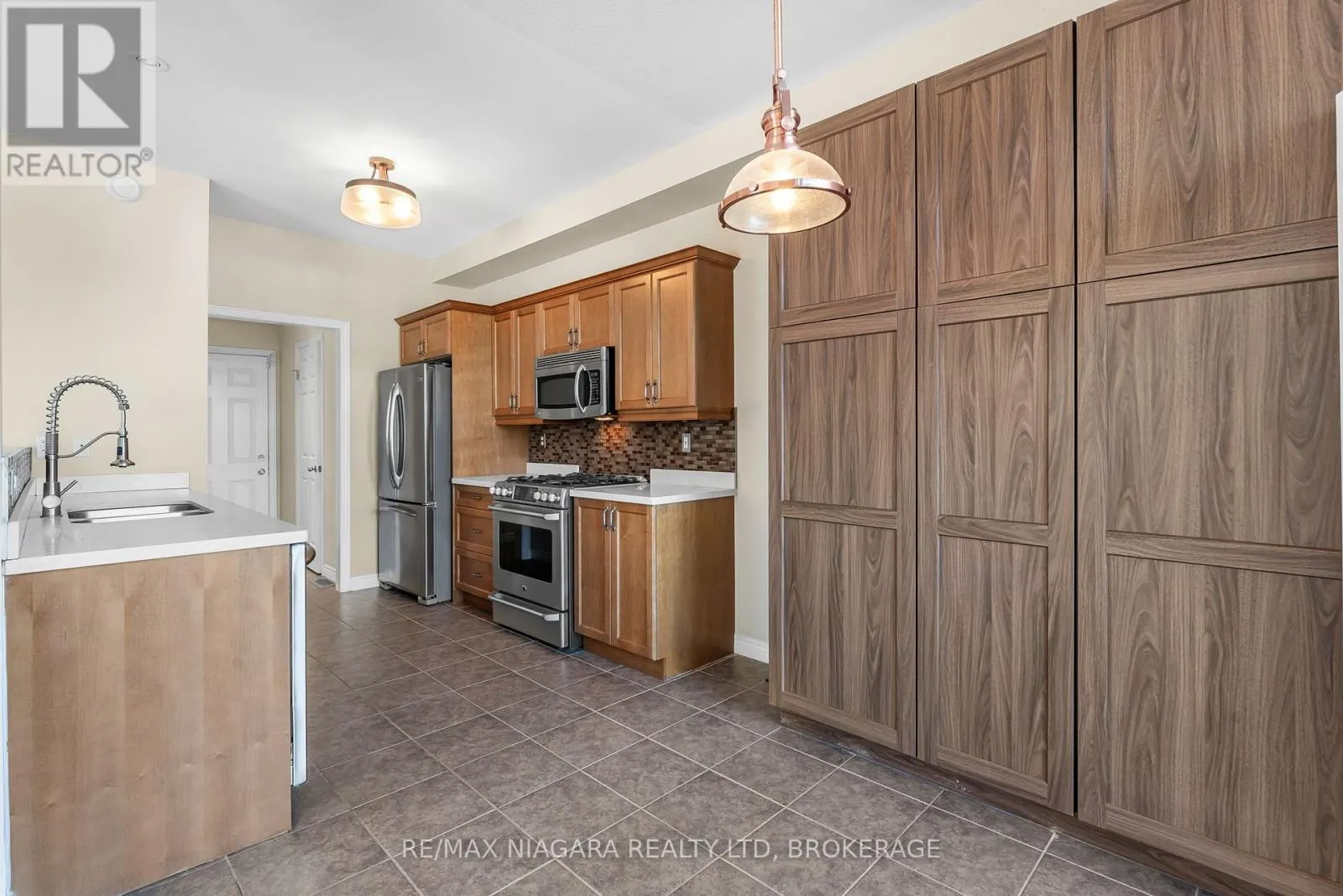 750 LAKESHORE ROAD