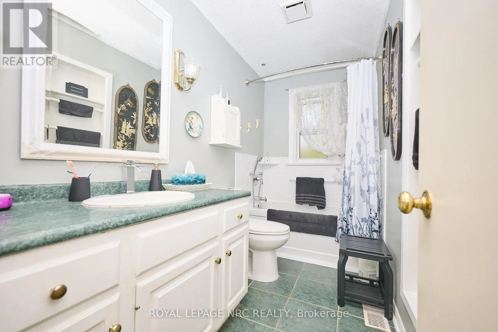 7 HALLCREST AVENUE