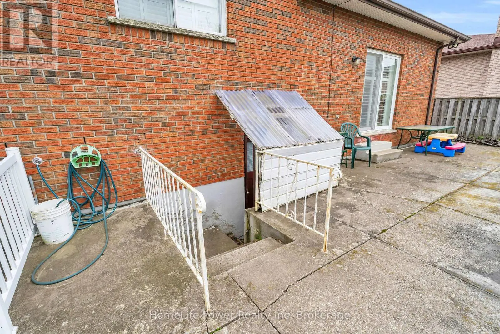 6 LECKIE AVENUE