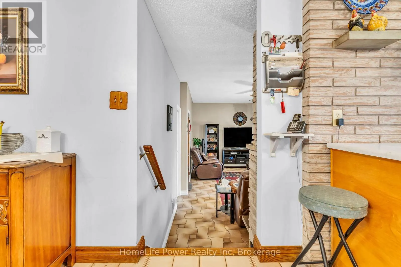 6 LECKIE AVENUE