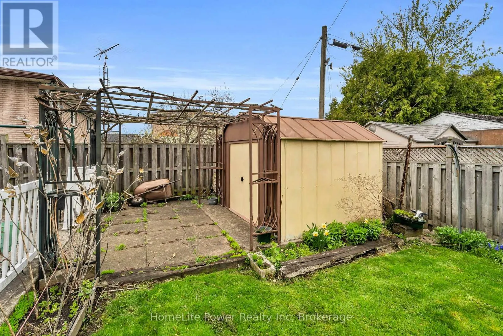 6 LECKIE AVENUE