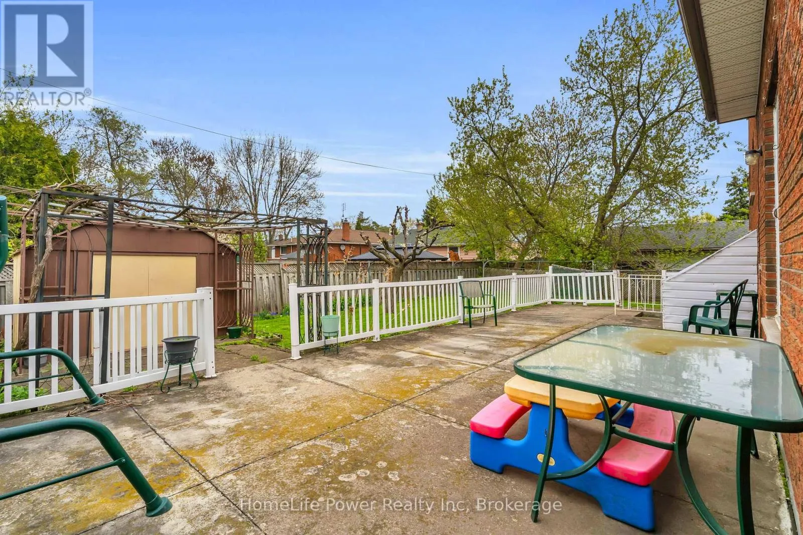 6 LECKIE AVENUE