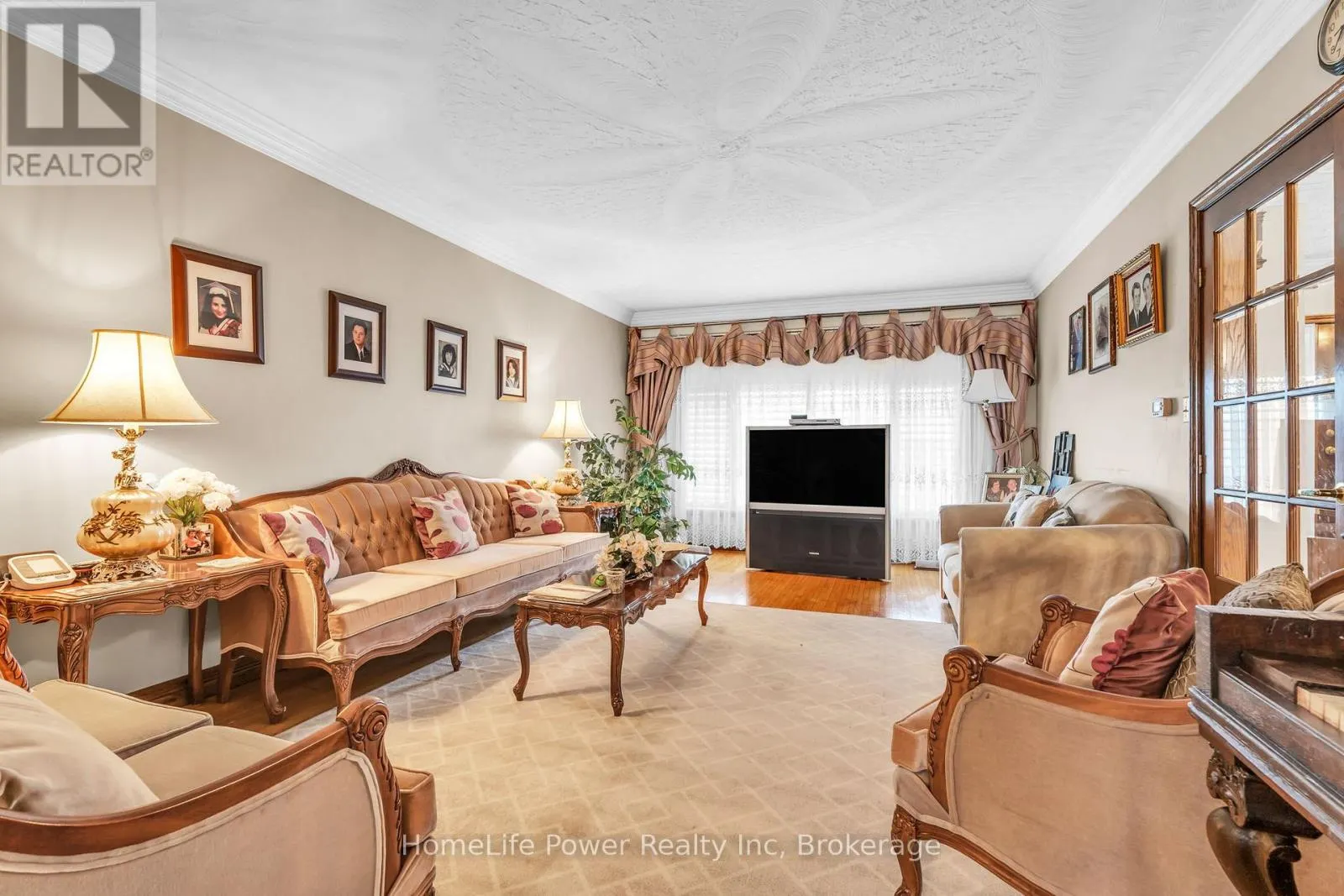6 LECKIE AVENUE