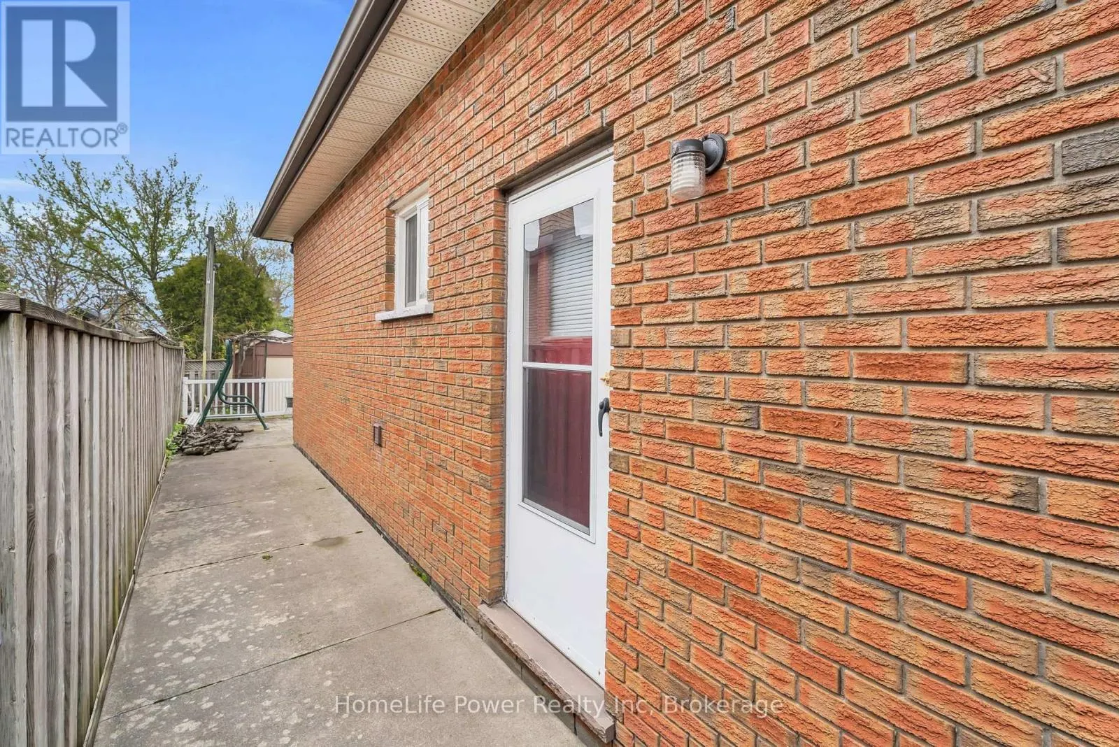 6 LECKIE AVENUE