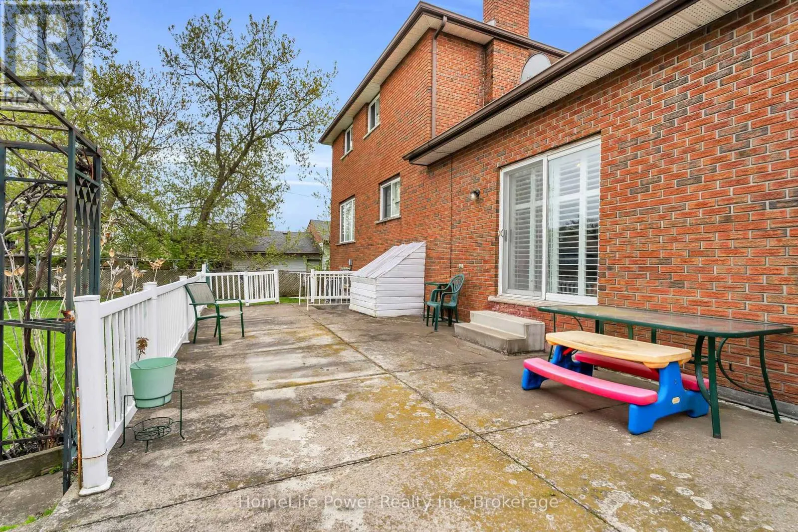 6 LECKIE AVENUE