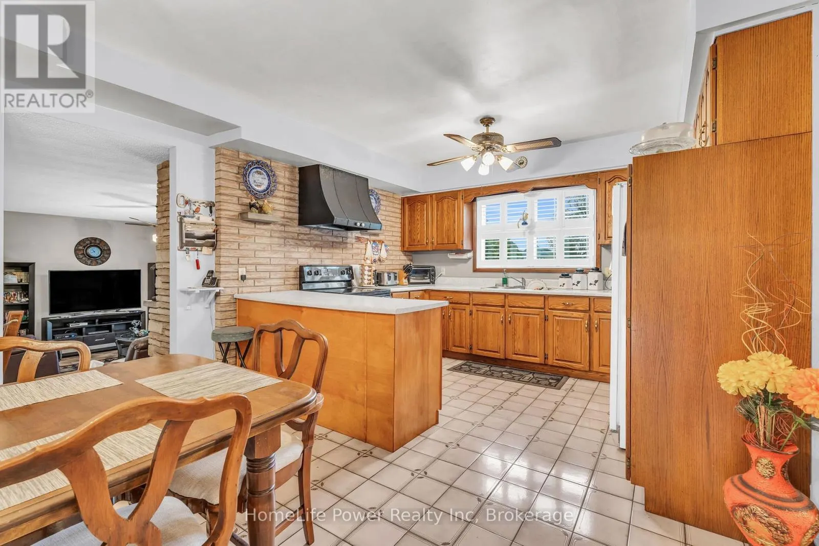 6 LECKIE AVENUE