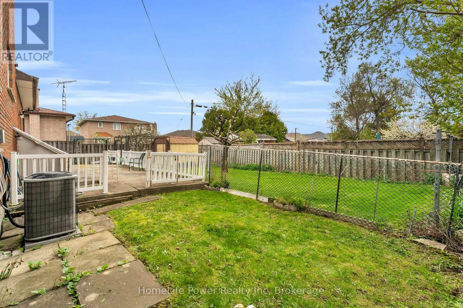 6 LECKIE AVENUE