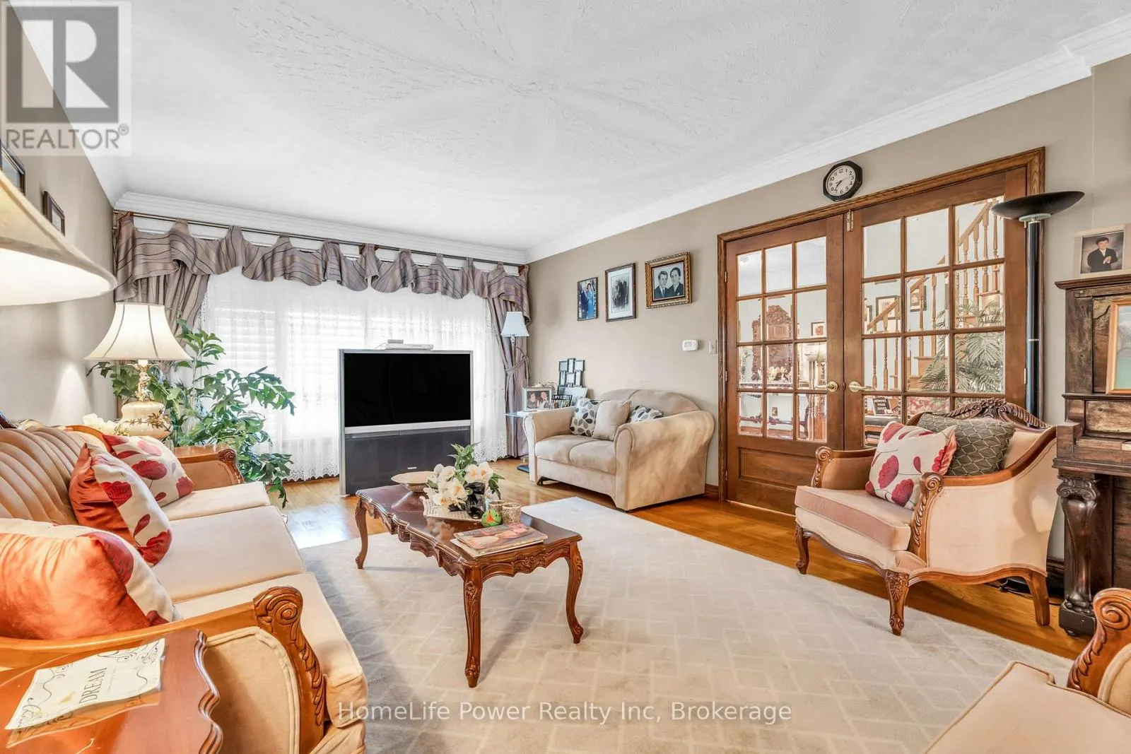 6 LECKIE AVENUE
