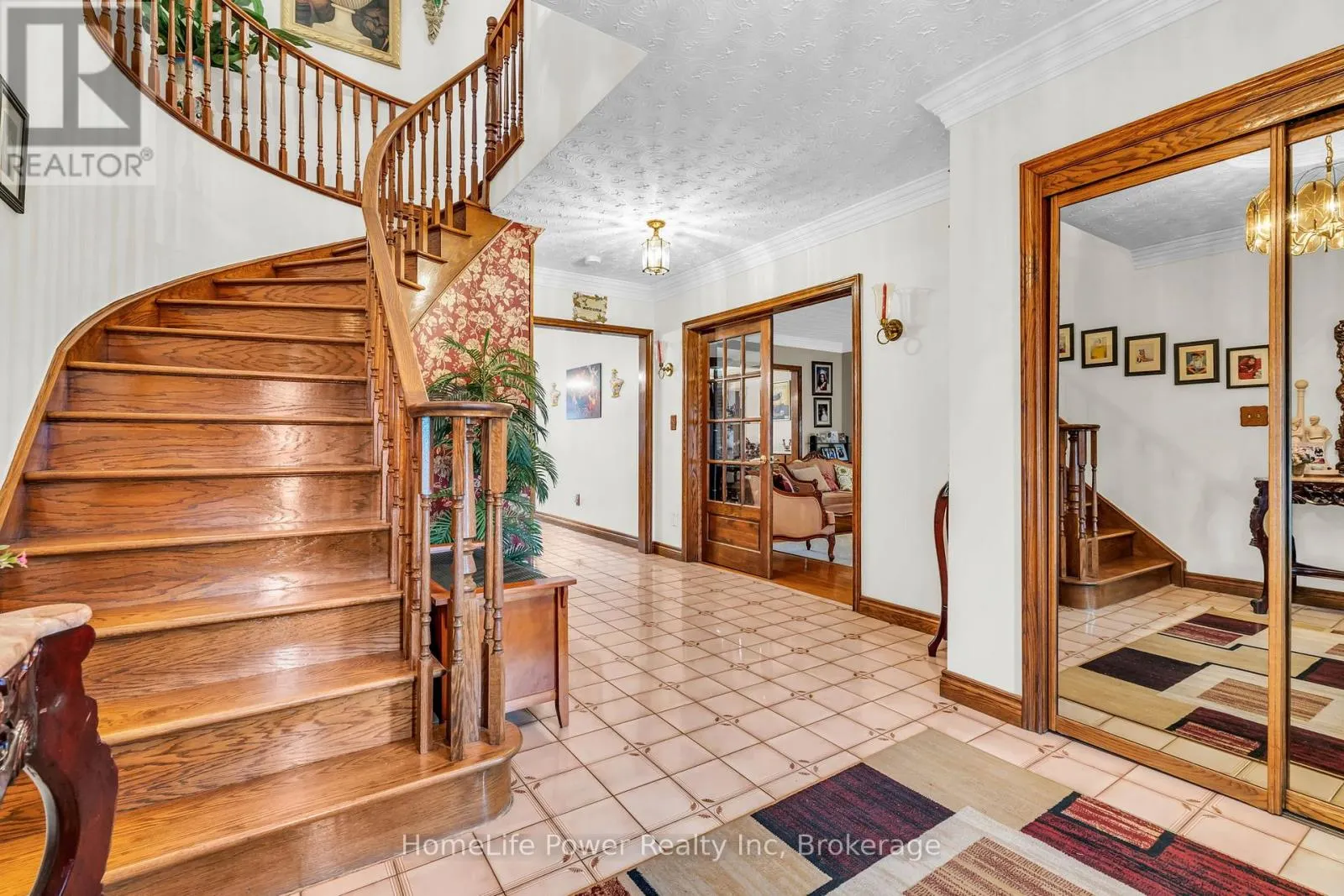 6 LECKIE AVENUE