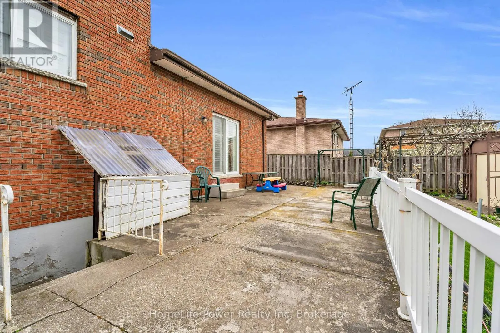6 LECKIE AVENUE