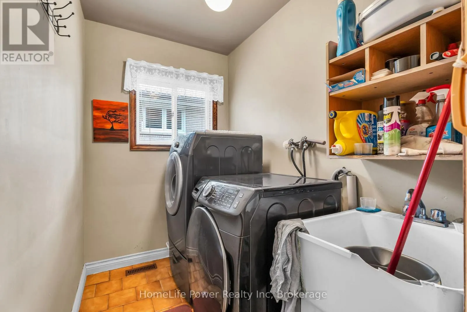 6 LECKIE AVENUE