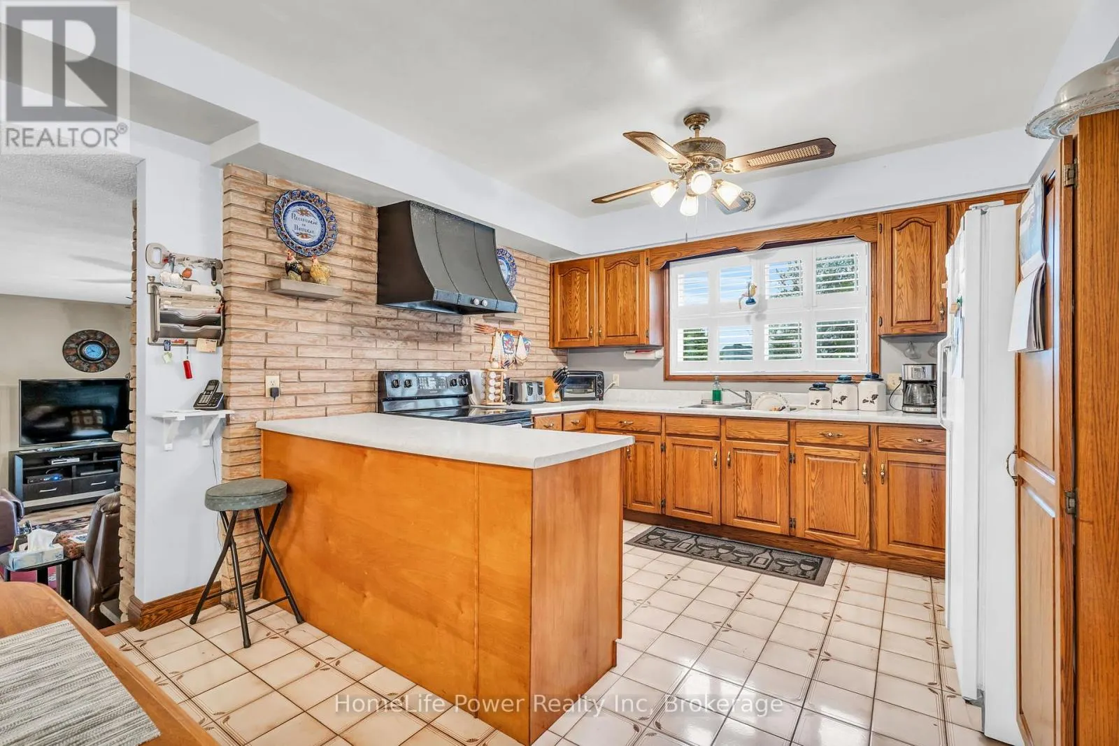 6 LECKIE AVENUE