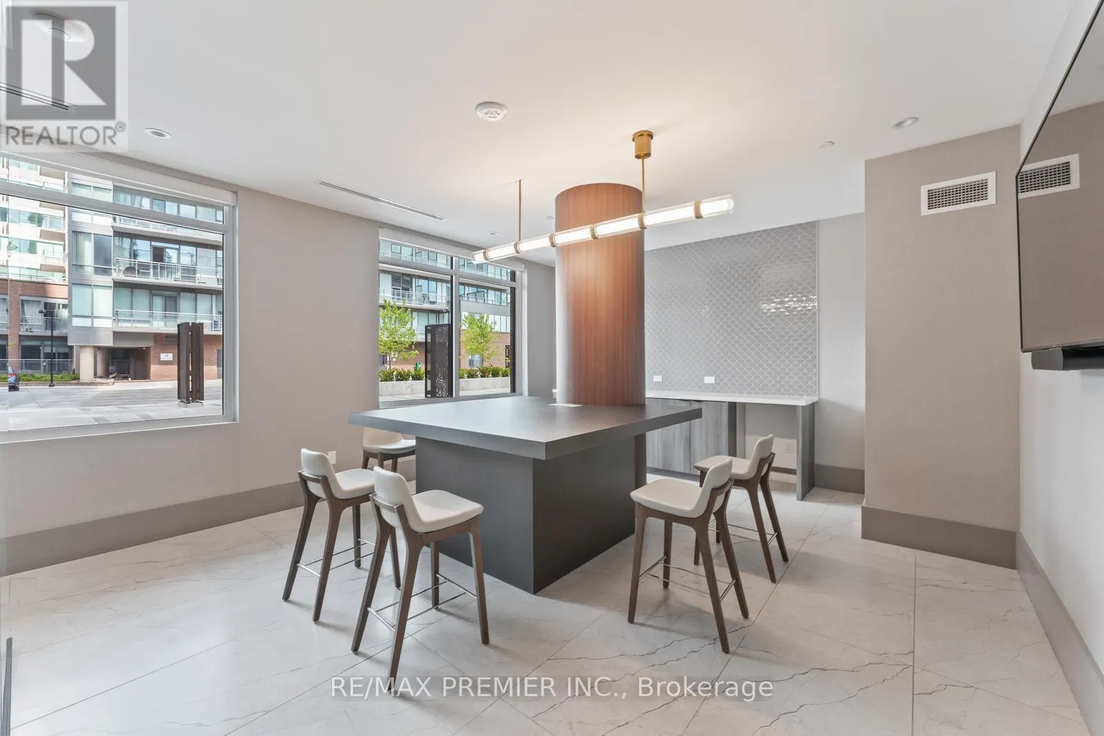310 - 55 DUKE STREET W