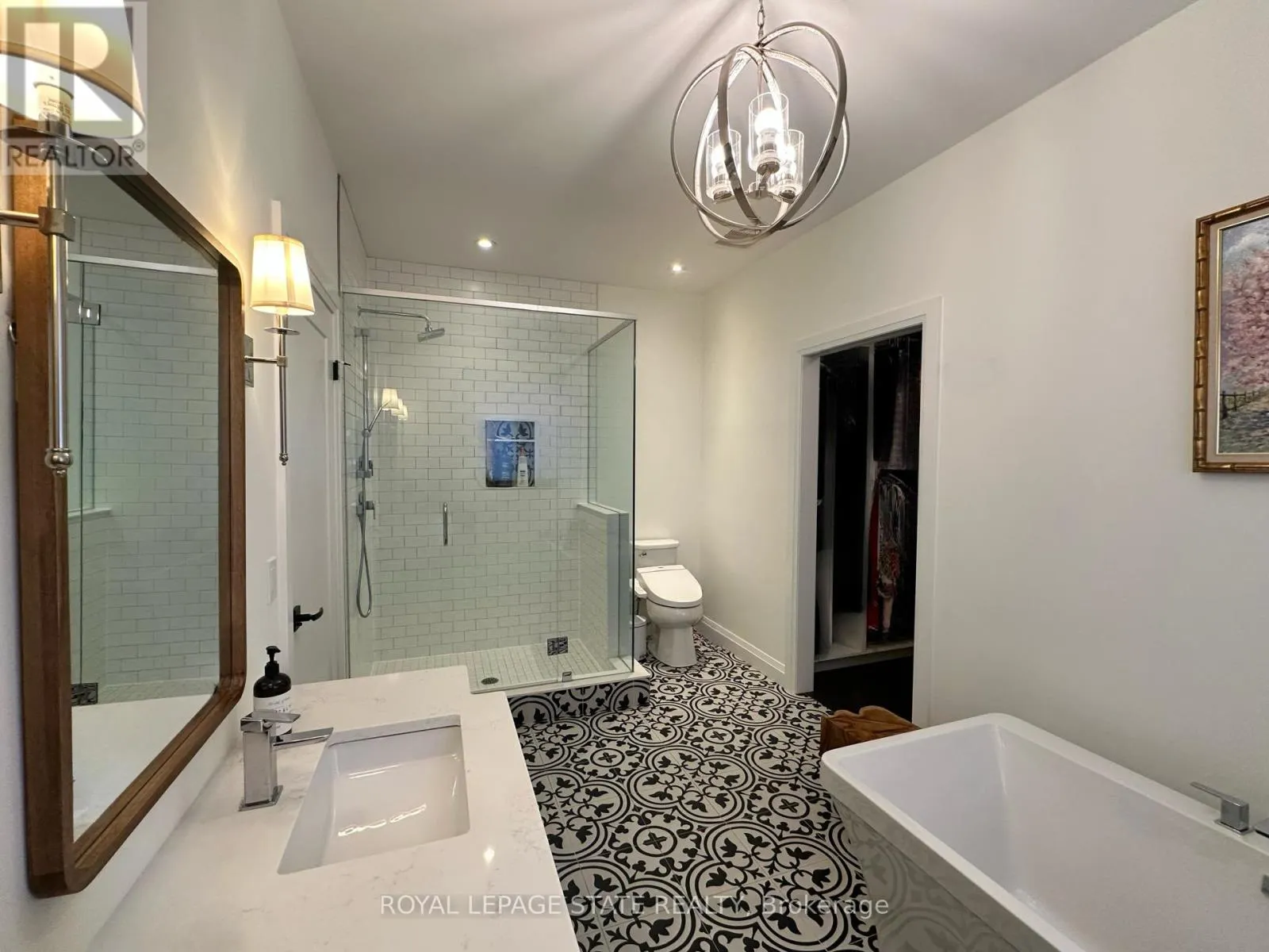 215 MAIN STREET W