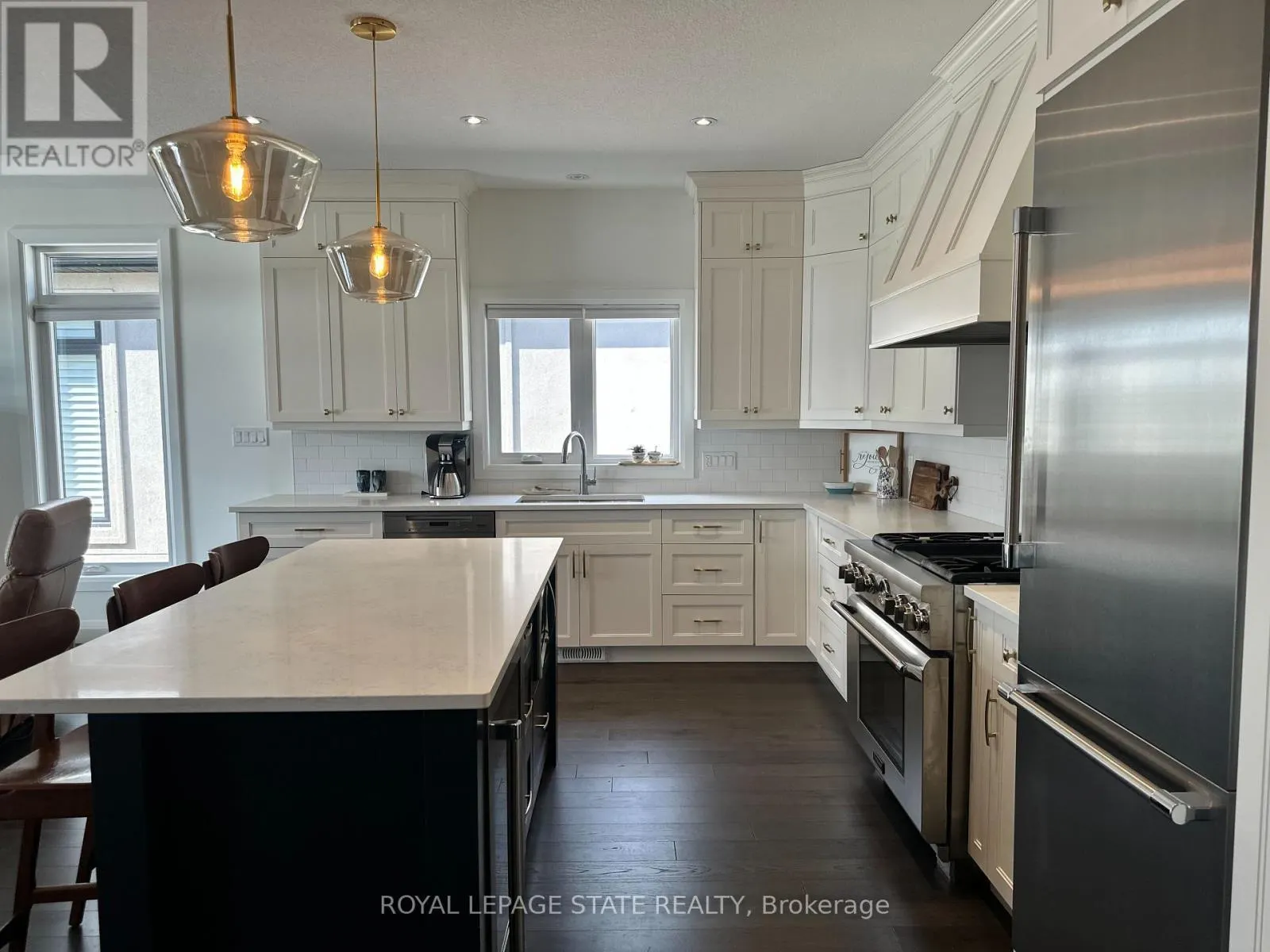 215 MAIN STREET W