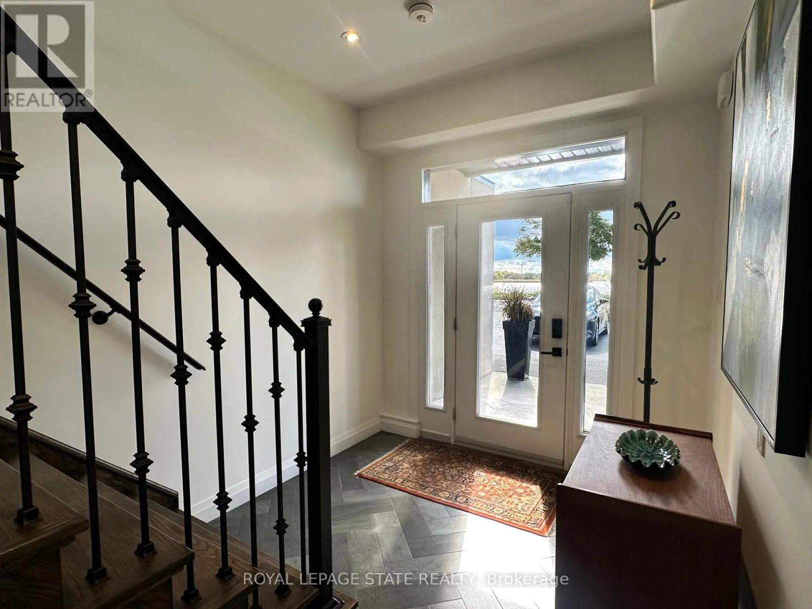 215 MAIN STREET W
