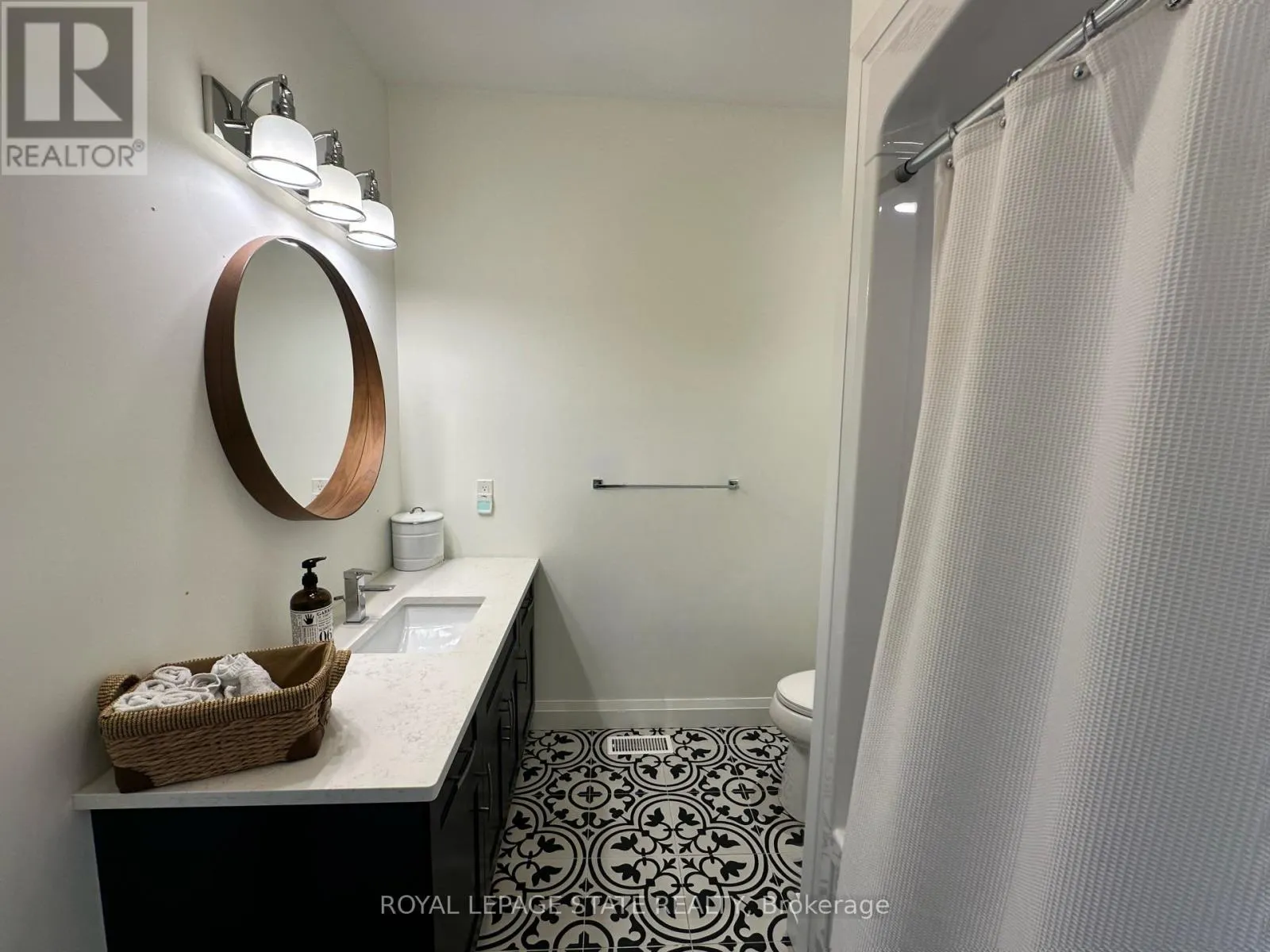 215 MAIN STREET W