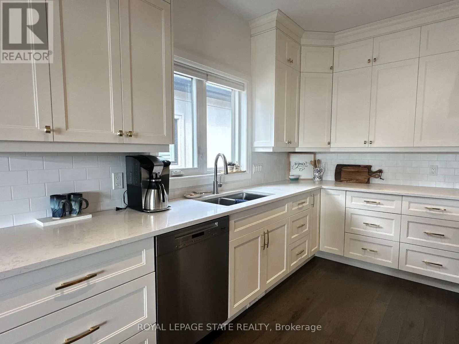 215 MAIN STREET W