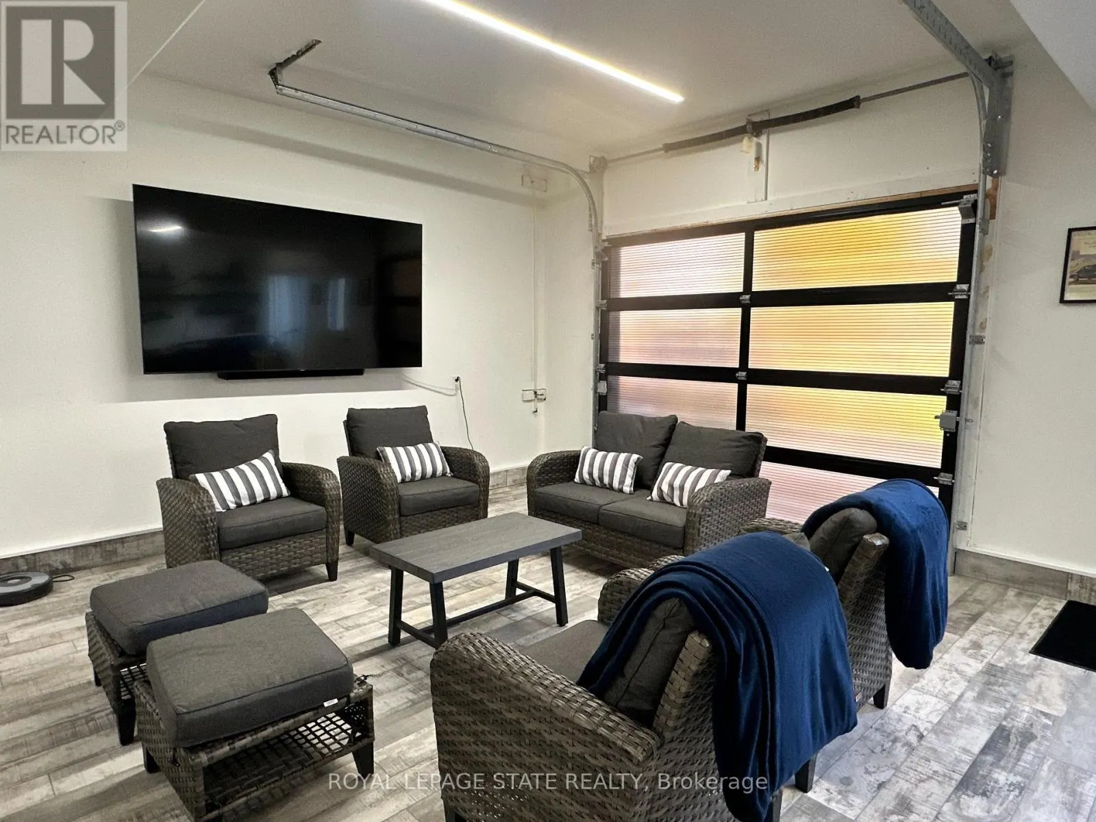 215 MAIN STREET W
