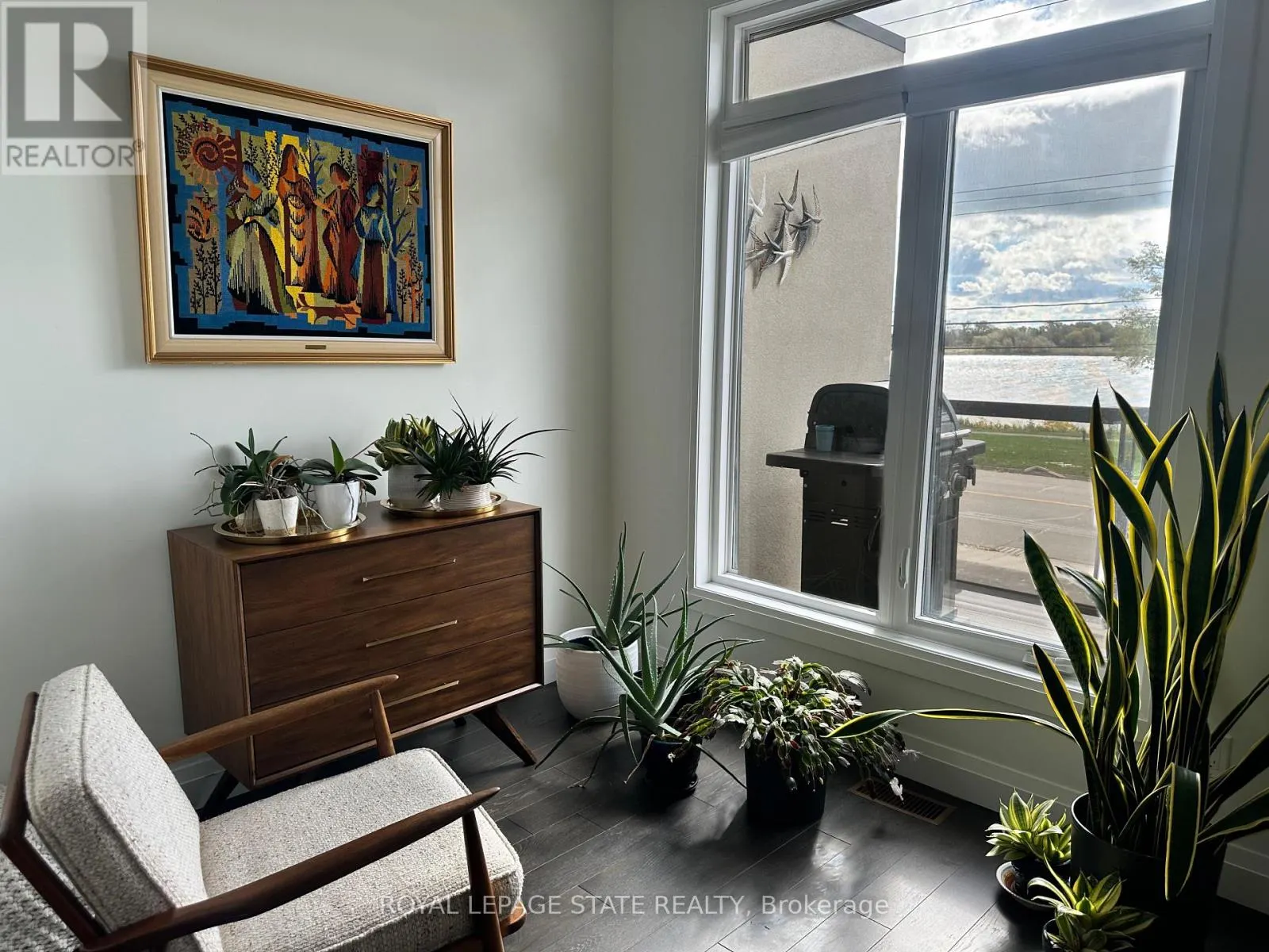 215 MAIN STREET W
