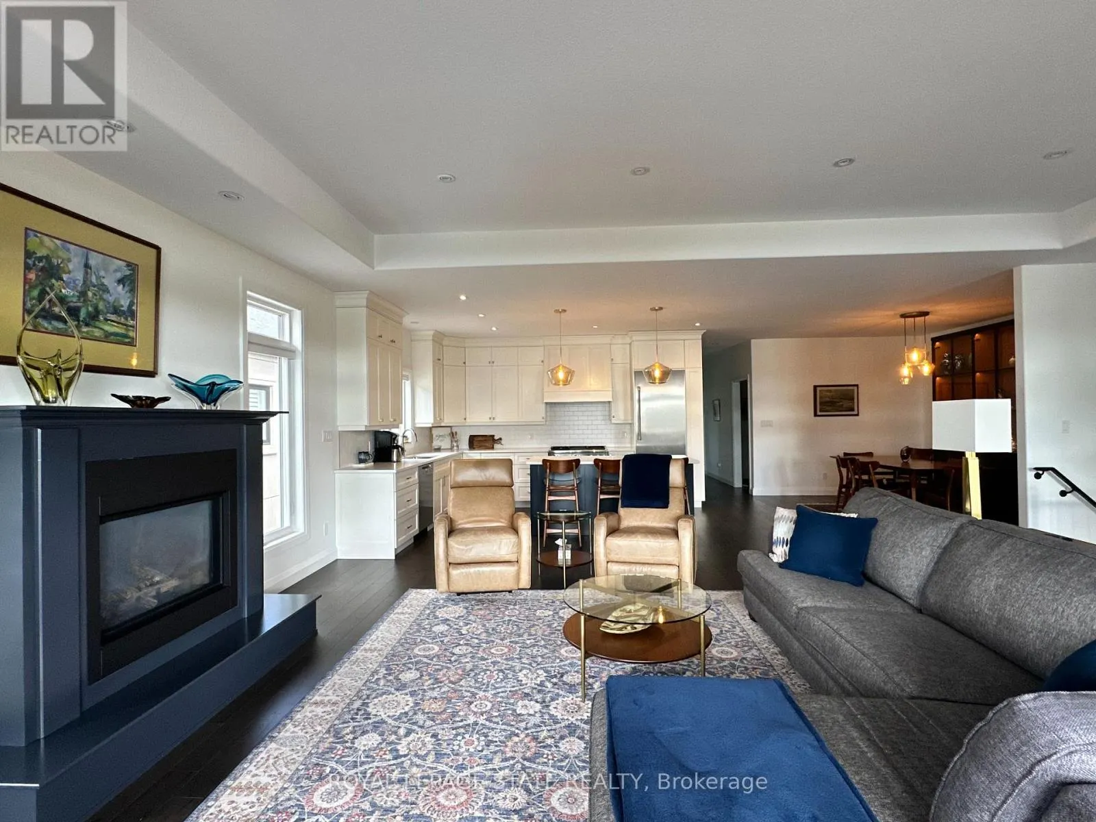 215 MAIN STREET W