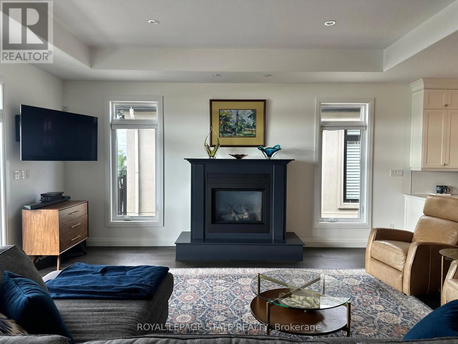 215 MAIN STREET W