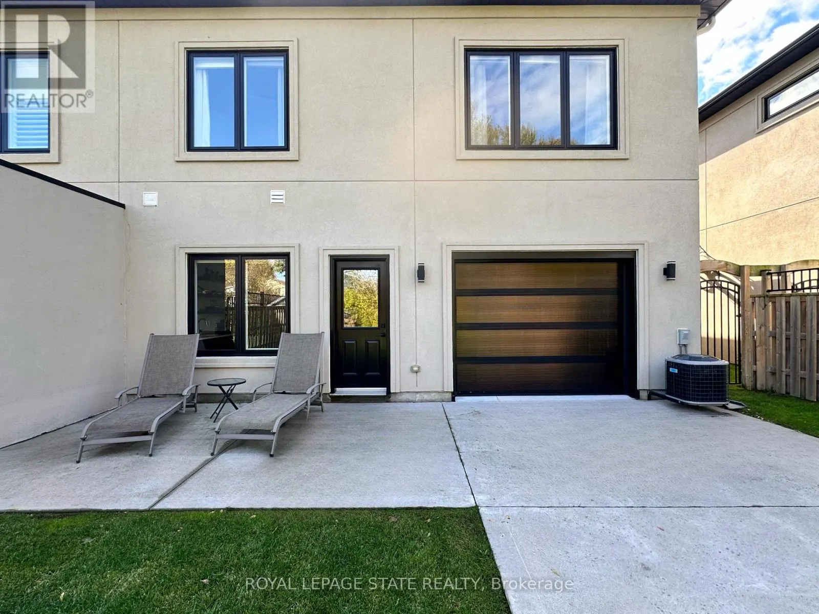 215 MAIN STREET W